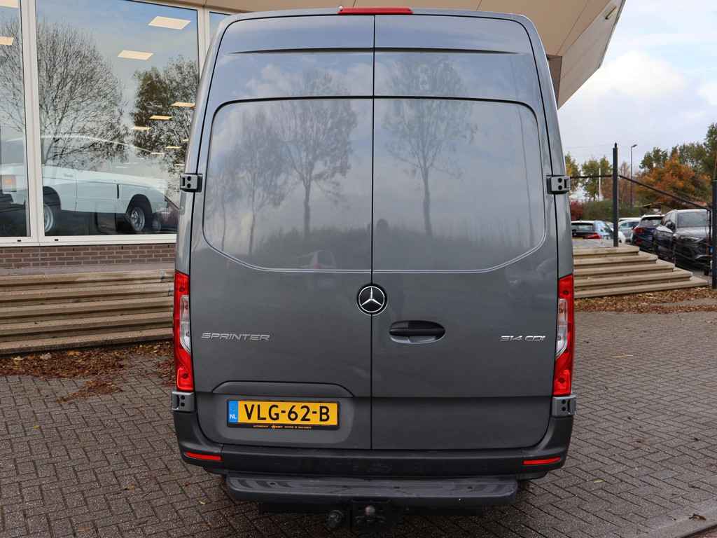 48677730-6.jpg