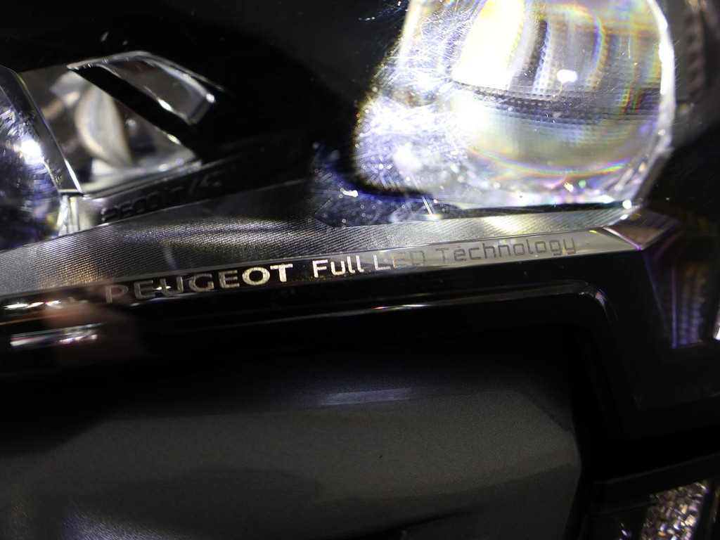 Peugeot 3008 1.6 HYbrid4 300 PK GT + PANORAMA | FOCAL AUDIO 54556691-36.jpg | Autobedrijf Hazet