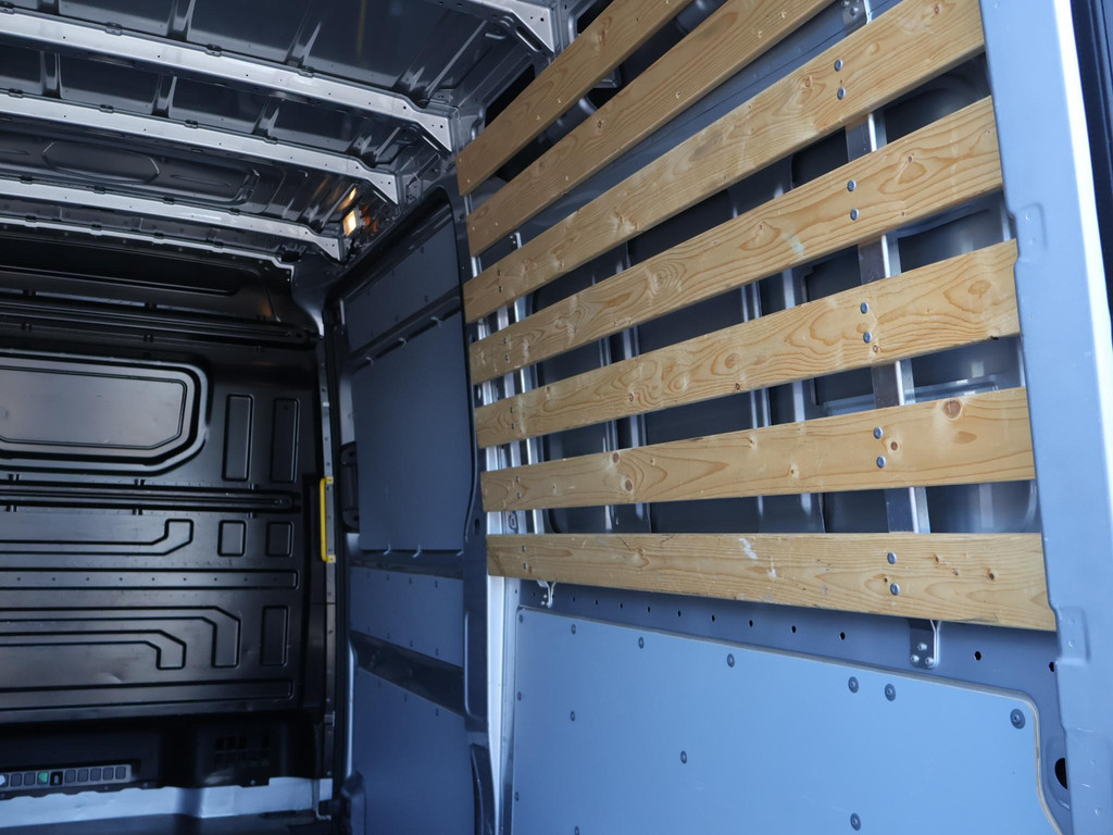 Volkswagen Crafter 35 2.0 TDI 140 PK L3H3 TWO-TONE + 3000 KG TREKHAAK 54766234-26.jpg | Autobedrijf Hazet