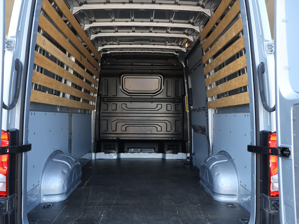Volkswagen Crafter 35 2.0 TDI 140 PK L3H3 TWO-TONE + 3000 KG TREKHAAK 54766234-7.jpg | Autobedrijf Hazet